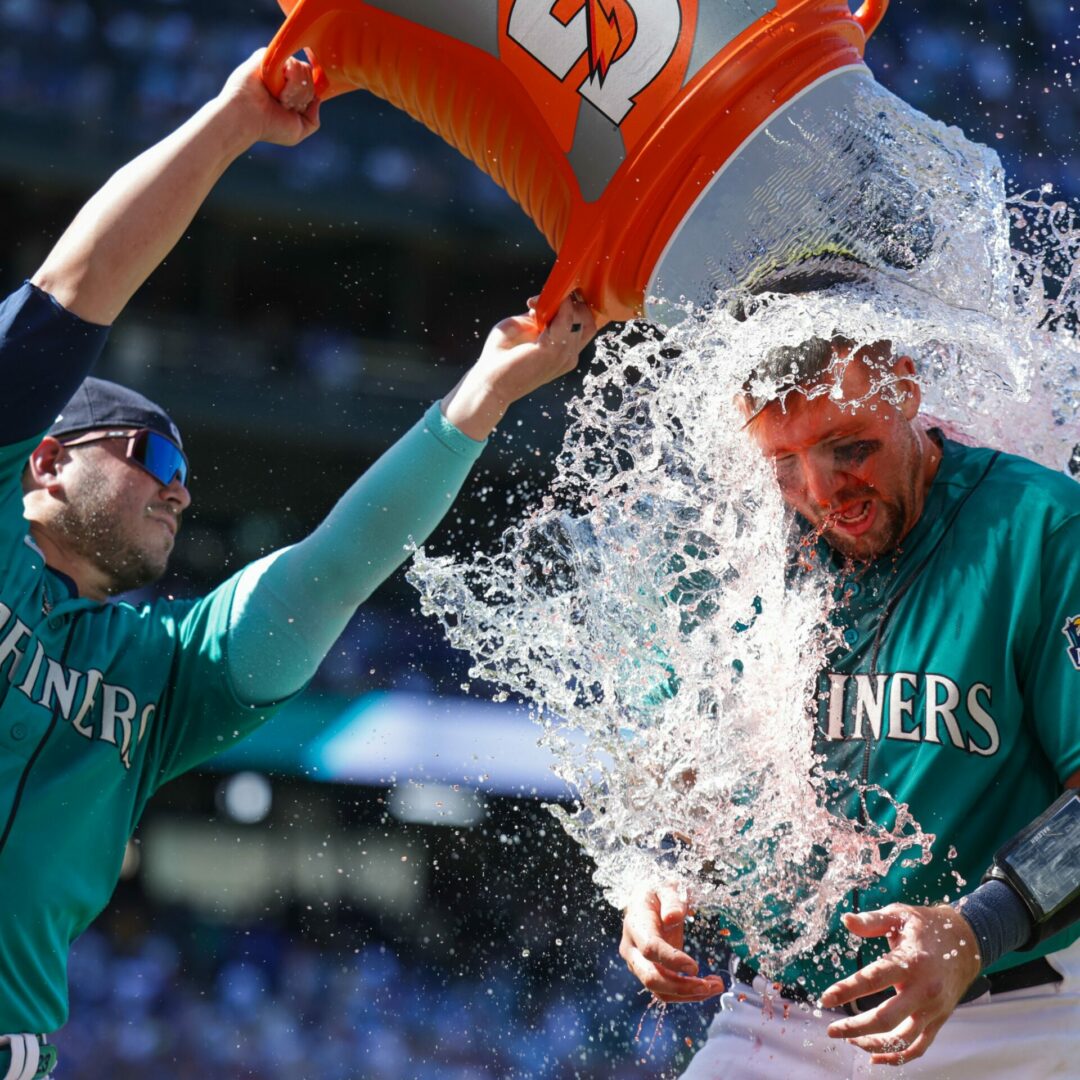 Suarez hits walk-off homer in extras, M's top Blue Jays